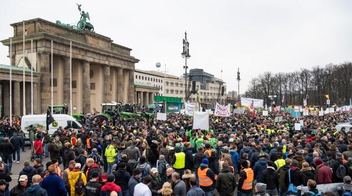 Niezadowoleni z polityki rolnej niemieccy rolnicy napędzają 5000 traktorów, a...
